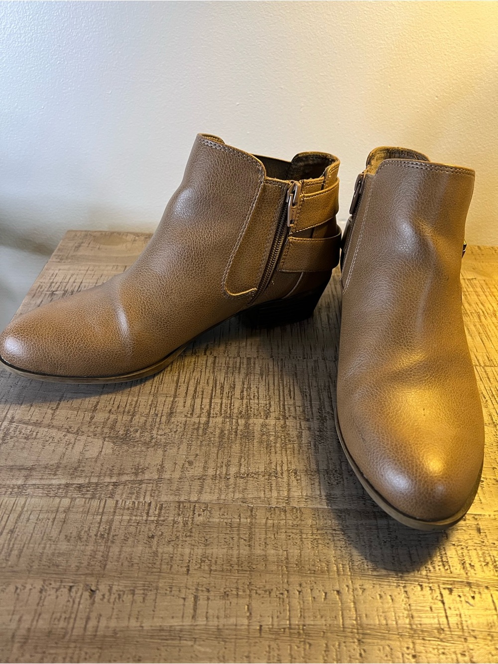 Life Stride Anya ComfortFlex Brown Faux-Leather Ankle Bootie. Size 8